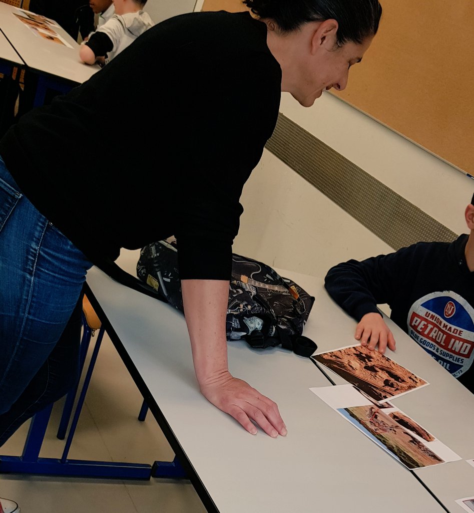 SupsciencesB's tweet photo. Un atelier pour comprendre comment ont peu reconstituer un paleoenvironnement .#SVT_OT https://t.co/7kSGvdZIhM
