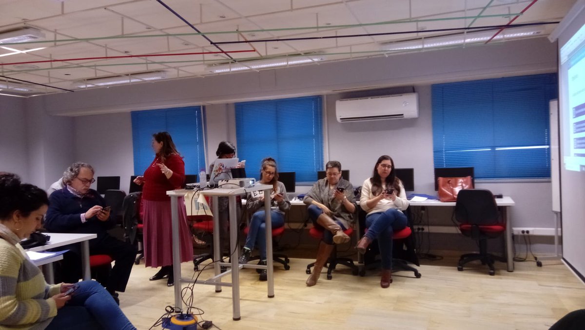 cadejaen's tweet photo. Seguimos con nuestros emprendedores pasándoselo pipa enganchados al móvil y descubriendo nuevos usos del #smarphone como herramienta de creatividad y aplicarlos en su #empresa o actividad. @AndaluciaDig #CADECazorla @cadejaen https://t.co/KcI4ePLAuX