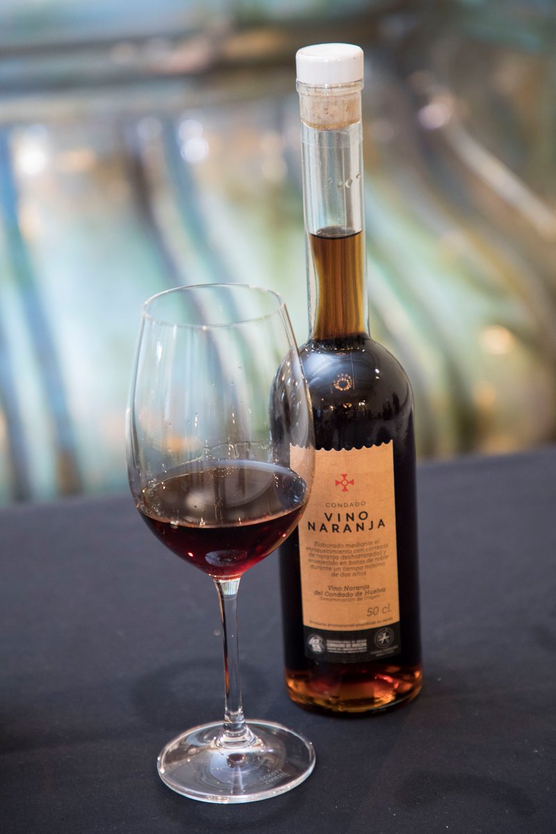 El sistema de elaboración y crianza  del vino naranja del Condado de Huelva consiste en someter este vino blanco a una aromatización con un macerado de cortezas de naranja, seguido de un proceso de envejecimiento mediante el sistema de criaderas y soleras. #vinostradicionales
