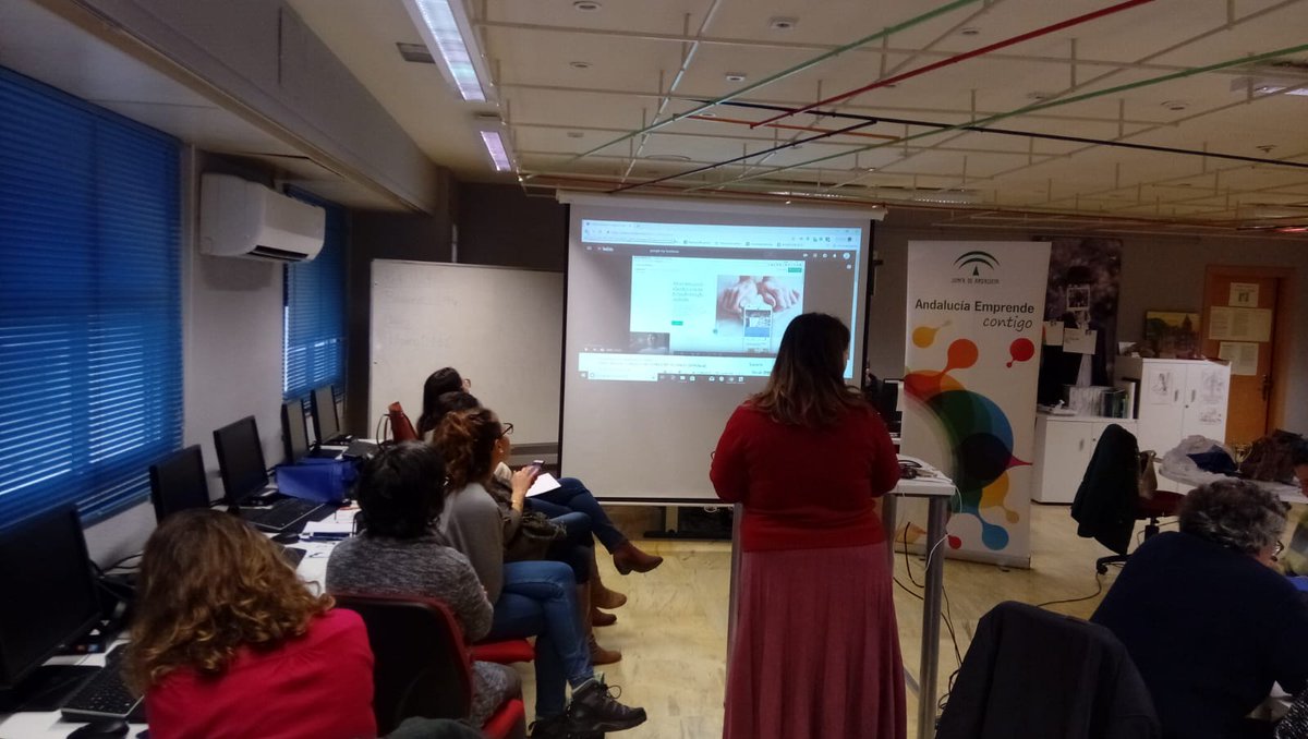 cadejaen's tweet photo. Seguimos con nuestros emprendedores pasándoselo pipa enganchados al móvil y descubriendo nuevos usos del #smarphone como herramienta de creatividad y aplicarlos en su #empresa o actividad. @AndaluciaDig #CADECazorla @cadejaen https://t.co/KcI4ePLAuX