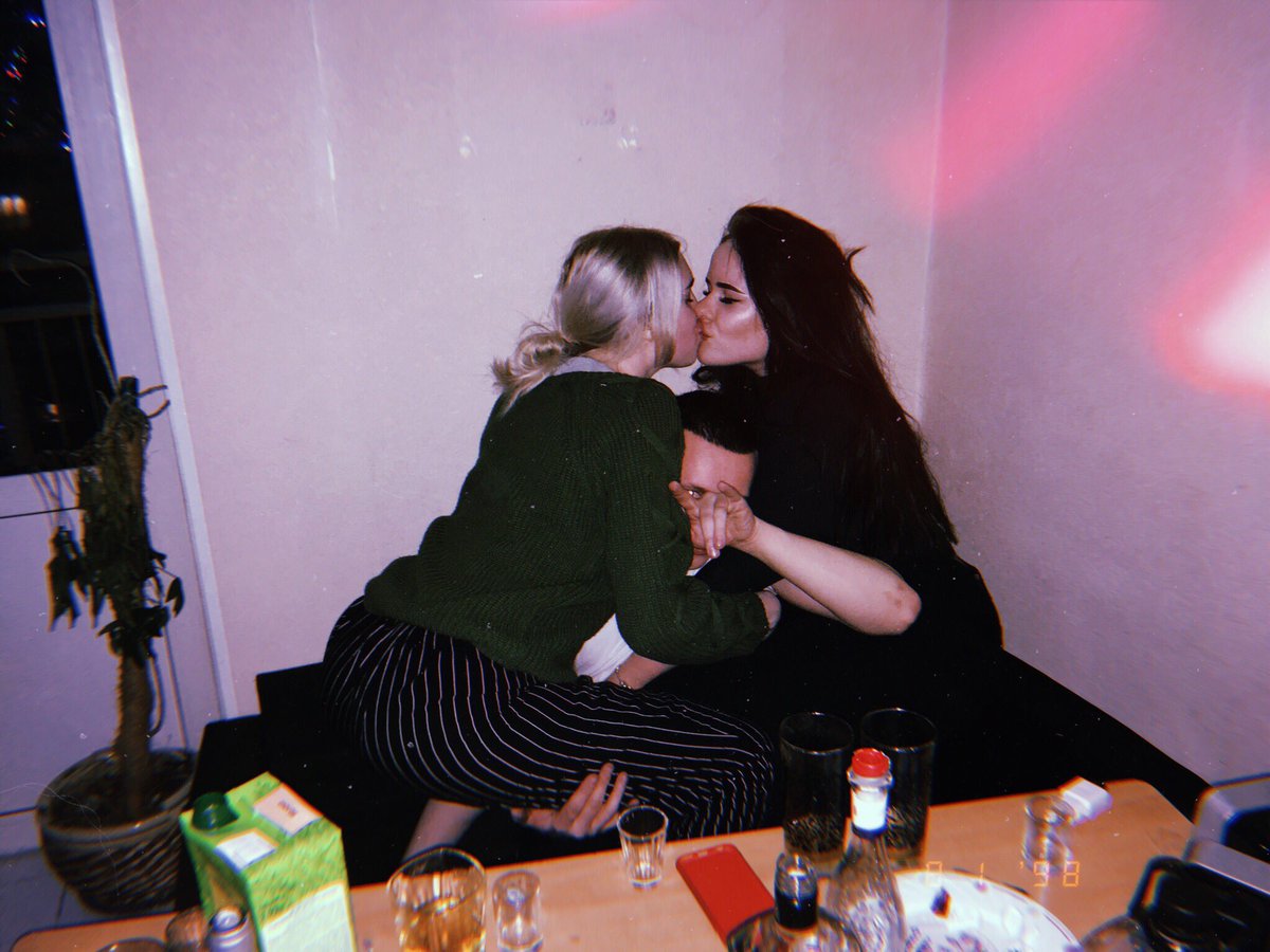 katushaa00's tweet photo. Молодость все прощает https://t.co/X35CHXyilN
