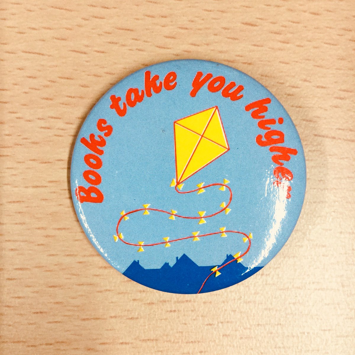 WolvesLibraries's tweet image. #tbt We&apos;ve been digging around and discovered some more old library badges! What&apos;s your fav? #librarymerch #oldschool
