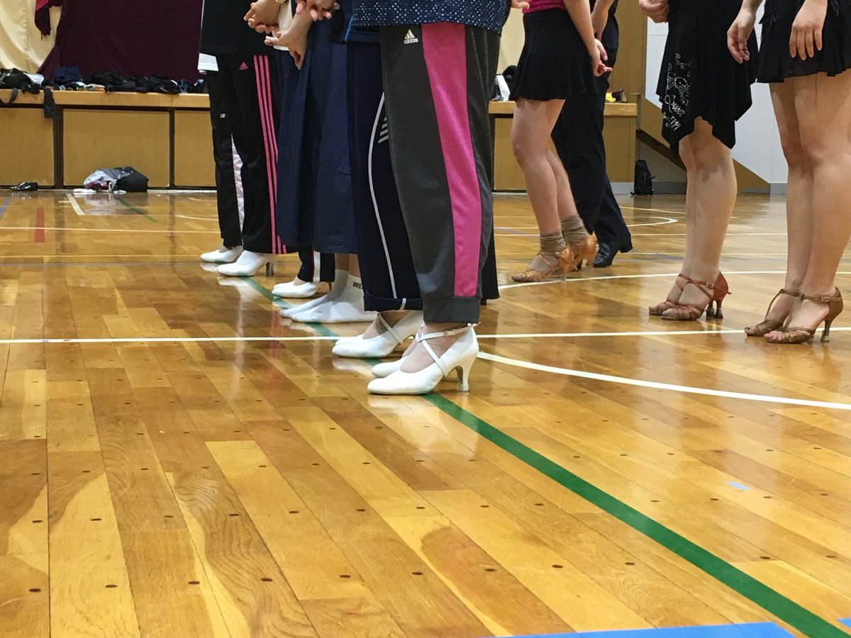 昨日は、、、

1年生のシューズデビューでした👠✨

この度、STEPさんにご協力いただきシューズが手元に届きました！

慣れないヒールでパートナーちゃんたちは大変そうでしたが、これからいっぱい踊って慣れようね😎

まだまだ体験練習したい1年生を募集しています！気軽にお越しください🤩