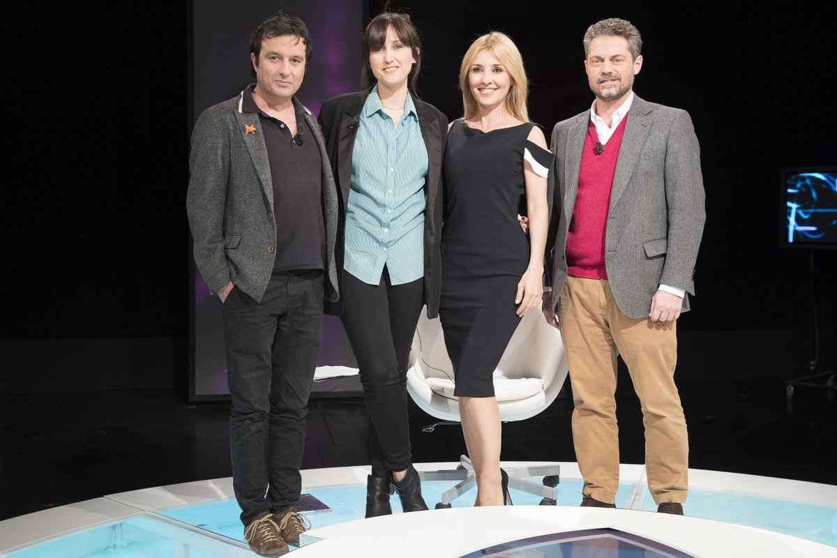 Version_TVE's tweet photo. "El cine es una manera de vivir, no una manera de ganarse la vida", G. Salazar-Simpson, director @ECAM_  Hablamos con él, Javier Rebollo y Natalia Marín sobre arte, industria y enseñanza audiovisual #ElMuertoySerFeliz D22'25h @la2_tve https://t.co/lJBg2faMzc https://t.co/BQX9KCZlbC