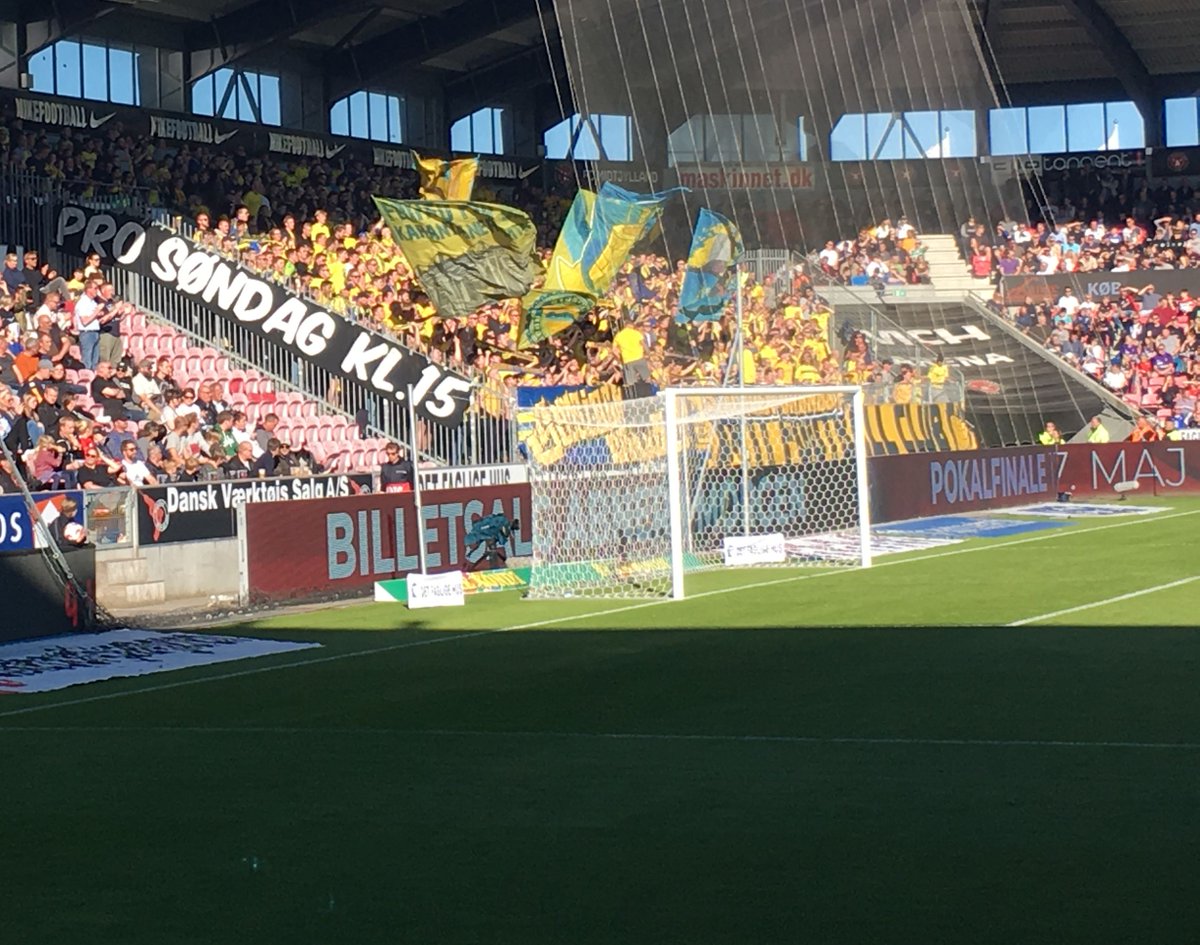 LFCOffside's tweet image. Liverpool, Brøndby, and Why Everyone Hates Us by @80couches liverpooloffside.sbnation.com/2019/4/25/1851…