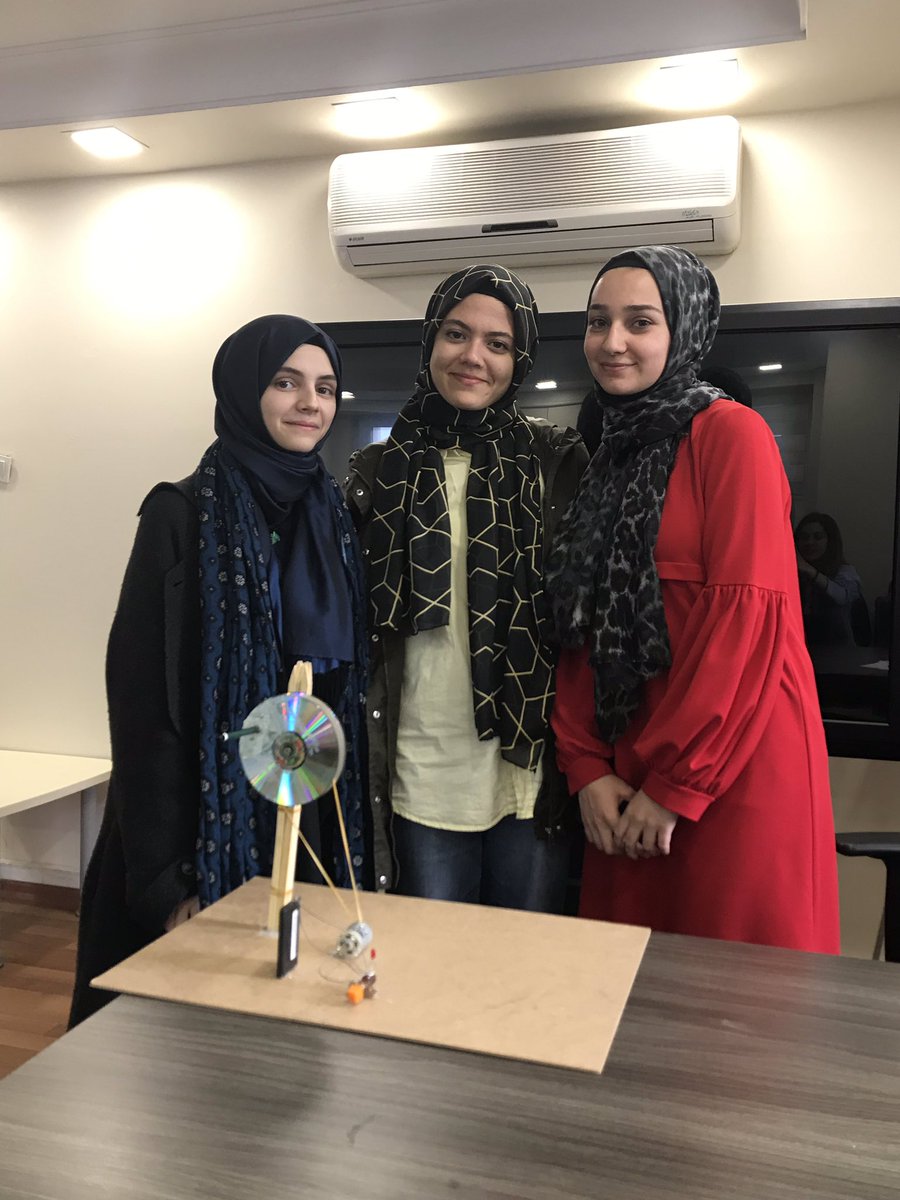 ddveinsan's tweet photo. Dijital Gelecekte Ayakta Kalmak atölyesinde oturumlarımızın sonuna doğru yaklaşırken dün akşam ilk grubumuzun hazırladığı prototipi gözlemledik ve iş fikirlerini business canvasları üzerinden dinledik. https://t.co/P45lUgJQ7B