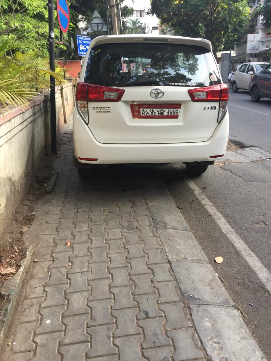 petersam69's tweet photo. Govt Official and politicians vehicles often completely disregard traffic and parking laws! Lavelle road. #BBMPFAILS @BBMP_MAYOR @BBMPCOMM Rule of law @cparktrafficps @AddlCPTraffic https://t.co/75gAP302er