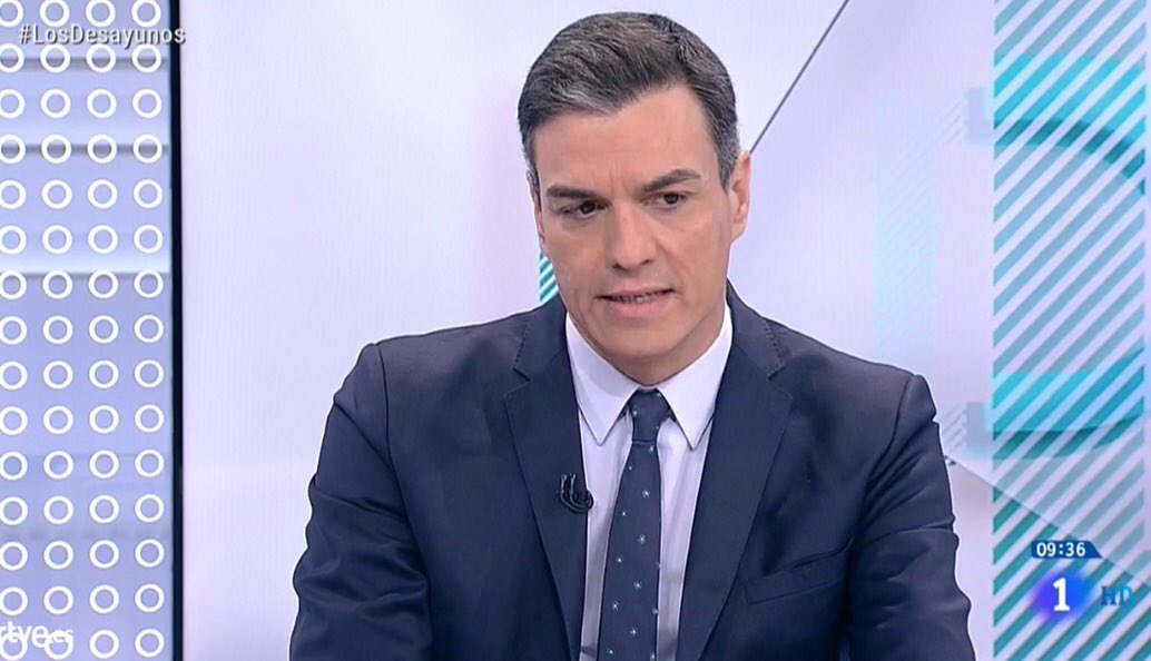 sanchezcastejon's tweet photo. No creíamos que Trump iba a ganar, ni que la gente diría sí al Brexit. 
A quienes estén dudando pero tienen claro que el trío de Colón no puede gobernar España les pido que concentren su voto en el @PSOE. Somos los únicos que podemos pararles. #EstamosMuyCerca /❤
#LosDesayunos https://t.co/txLHgEYSmf