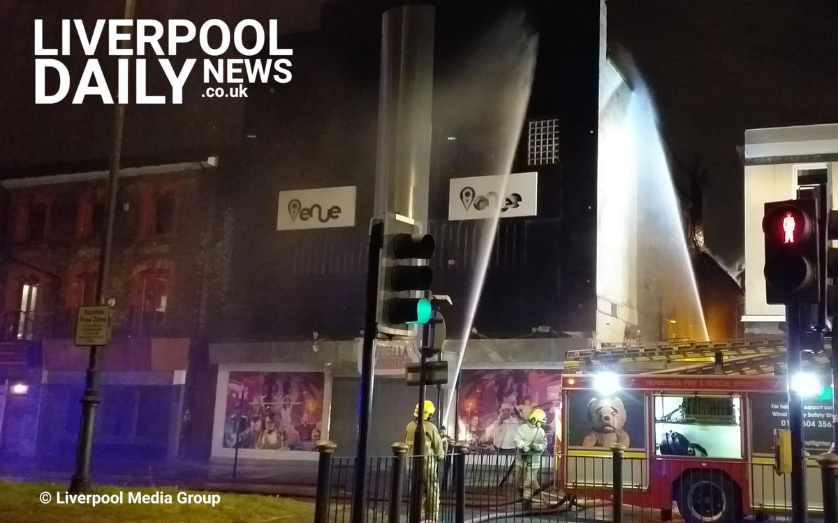 LpoolDailyNews's tweet photo. Here are some images from Liverpool Daily News reporters last night in which a large fire sadly broke out in a disused Birkenhead night club which was originally know as "The Classic" picture house.

#LiverpoolDailyNews #LiverpoolDaily #Liverpool #News #Birkenhead #LocalNews https://t.co/fI4Vv5oE6U
