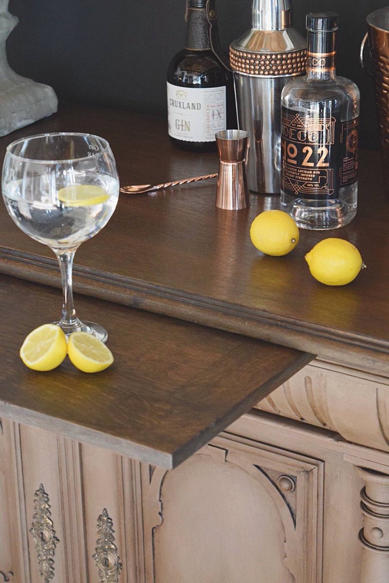 decospiritsltd's tweet photo. Spotted on #GrandDesignsLive blog!
The amazingly talented Jonathon Marc Mendes has upcycled a cupboard to create the most beautiful #cocktail #bar and what better #gin to grace it than with #DecoNo22! ๐
#gin #deco22 #upcycle #upcycledfurniture #GrandDesigns #Talent #LincsConnect https://t.co/AvXfODi36J