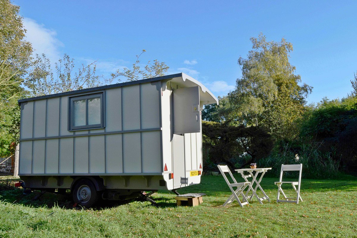 Glampsites's tweet photo. This Romany style caravan at Little Oak Campsite offers something a little different to your standard caravan stay with the secluded leafy surroundings creating the perfect setting 🌳🌼🌷 BOOK NOW 👉https://t.co/It5SjHsPu3  #glamping https://t.co/9km0XMRtVK