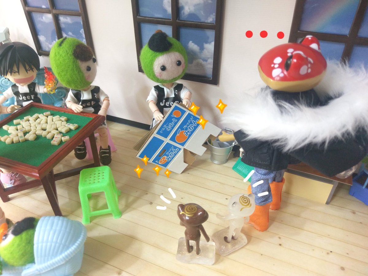Lucia0509's tweet photo. 蘑蘑🐸:好了,你們坐在……你們班的課桌椅呢?怎麼只有麻將桌🀄!
小小:我有辦法!
#WonderFrog
#フォーチュンワンダ
#ob11 #doll #peaplanet https://t.co/BhKkIyovq9
