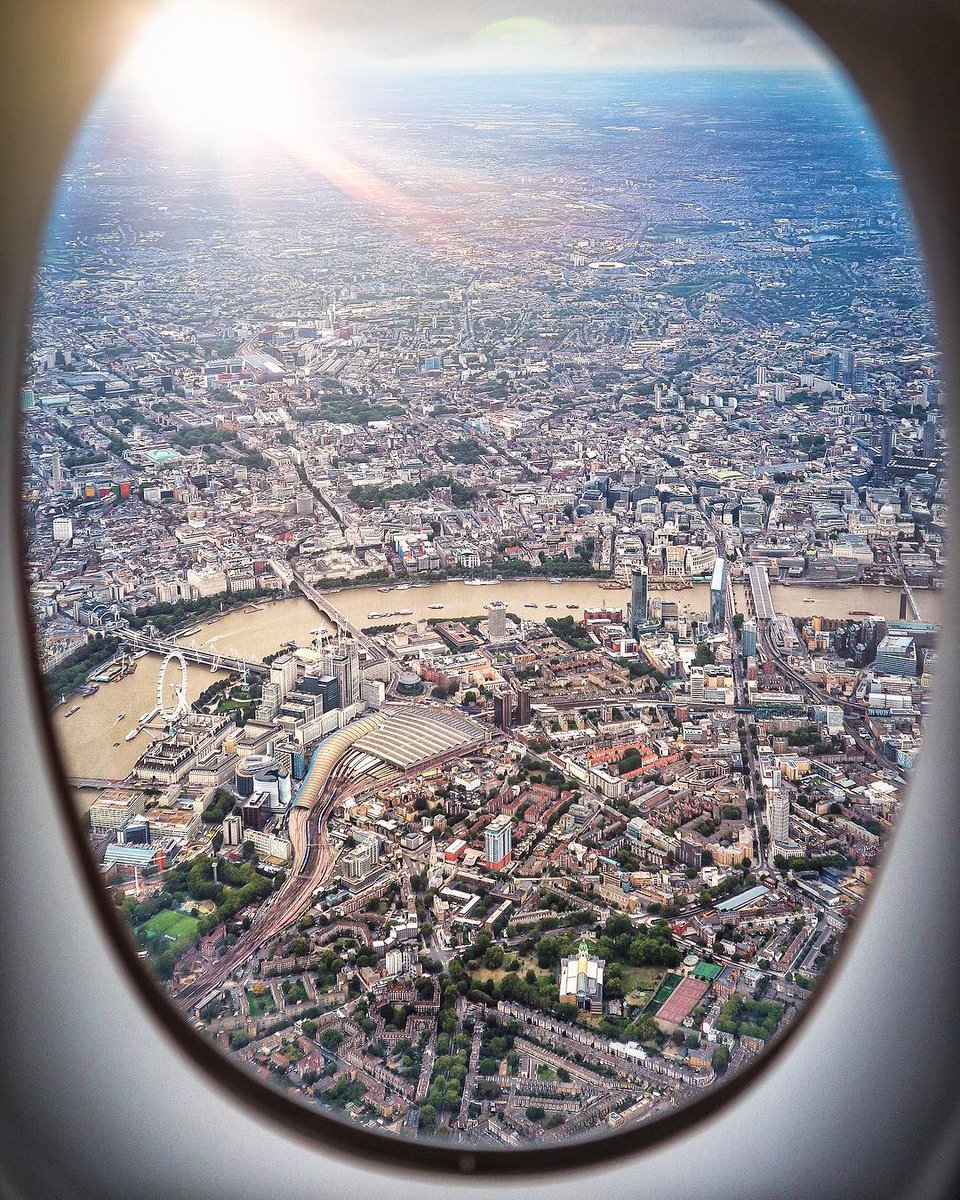 alltrippers's tweet photo. Bientôt le week-end ! ✈️ #vueduciel 📷 https://t.co/ucsCrdiNHy https://t.co/jtUlZOoG7B