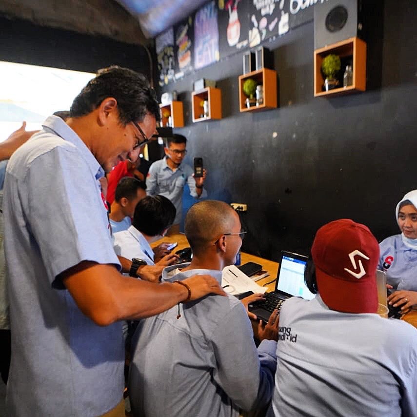 Saya salut kepada anak-anak muda yang ikut menginput form C1 dan mengawal suara rakyat Indonesia. Anak-anak muda ini telah mengorbankan waktu dan tenaganya untuk memastikan proses demokrasi di negeri ini berjalan dengan baik, jujur, dan adil.