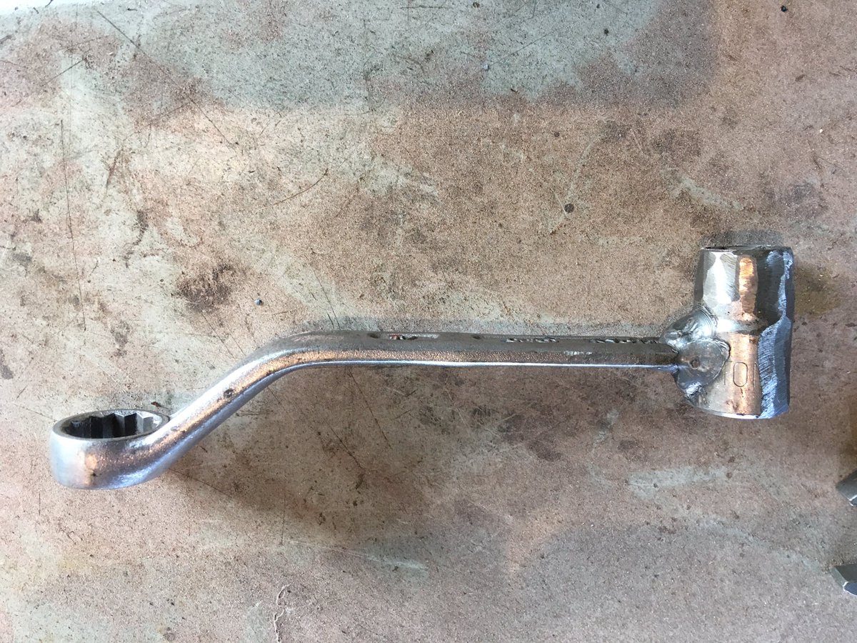 すがちん 工具の泉公式 整備士達 自作工具作る 整備士a 切ったろwww 整備士b 削ったろwww 整備士c 溶接したろwww 工具 こ し て もう 殺して