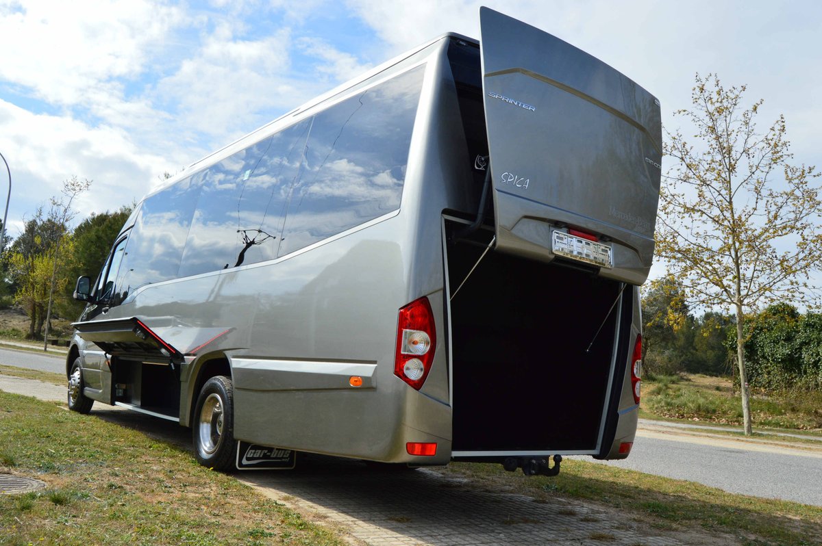 Carbusnet's tweet photo. Spica carrozado sobre chasis Mercedes Benz, gran confort en un vehículo con una distribución de 17 + guía + conductor
#microbus #evobus #mercedes #vipminibus #luxury #travel #bcn #autobusbiblico #autolica #sprinter #travel #be_one_city #beautifuldestinations #bestintravel #city https://t.co/maoRZLrHLy