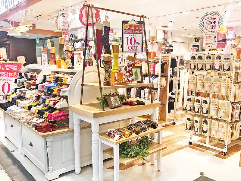 チュチュアンナ 靴下専門店 新宿アルタ店 が B2階に Newオープン トレンドから デイリーに使える靴下まで幅広い品揃えでご用意しております なお インナー ウェアは 同館b1階でお取り扱いいたします 皆様のご来店を心よりお待ちしており
