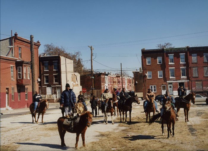 RafaelMateos7's tweet photo. Descubro gracias a Martha Camarillo que hay una calle en un gueto del norte de Philadelphia donde reinan los caballos: Fletcher Street. https://t.co/LdIapd90oK