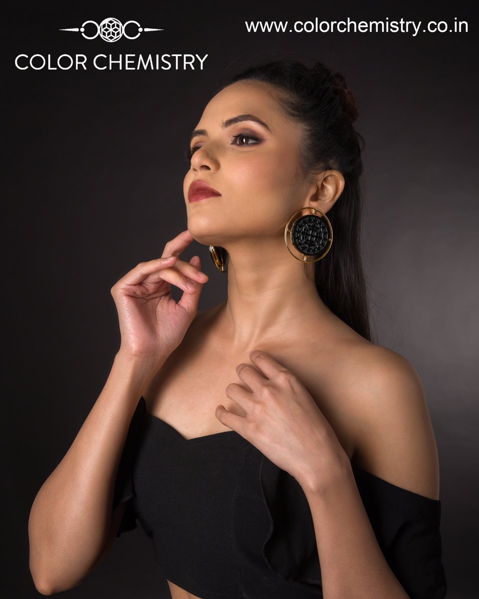 ChemistryColor's tweet image. Circular grandeur wrapped in antique engraving inspired by the 5th century roman architecture gives Agatha it’s glory.
Best paired with a white silk shirt and your best blue denims for that ‘casual but always classy’ look!

#officialcolorchemistry .
colorchemistry.co.in