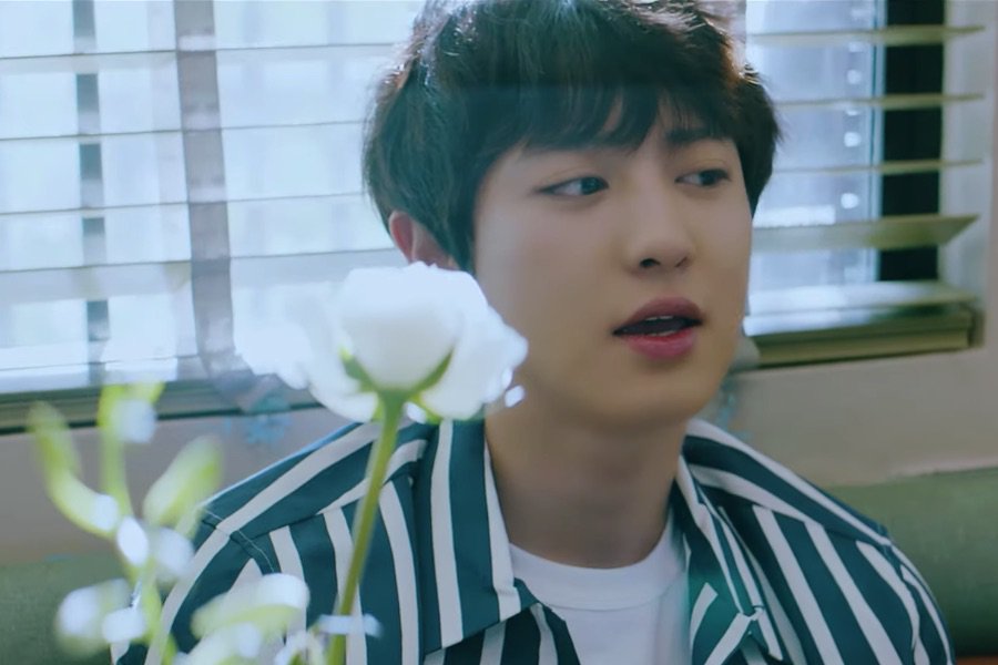 soompi's tweet photo. WATCH: #EXO's #Chanyeol Releases Beautiful MV For First Solo Track "SSFW" Through SM STATION https://t.co/DZ7UPBNln6 https://t.co/v1YjdrLvTC