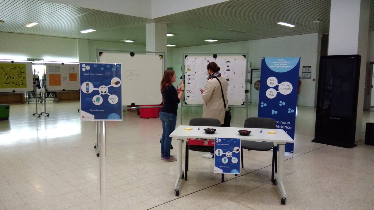 BuLilleSHS's tweet photo. Besoin d'un chargeur ? D'une clé USB ? Aujourd'hui jusqu'à 17h, venez nous donner votre avis et vos suggestions à notre stand dans le hall de la BU pour le prêt d'objets. https://t.co/fUm802qcbC