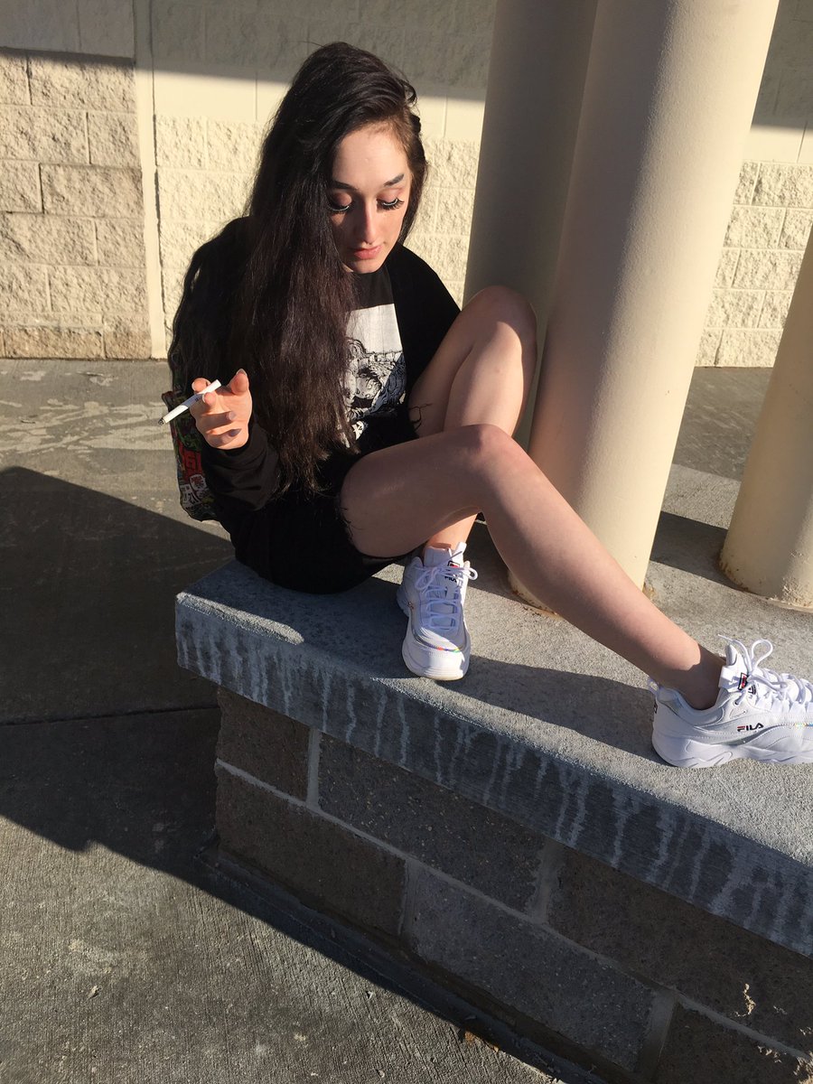 GothPri37472531's tweet photo. #itsalook #goth #grunge #filas #iridescent https://t.co/zHB2yfdY7I
