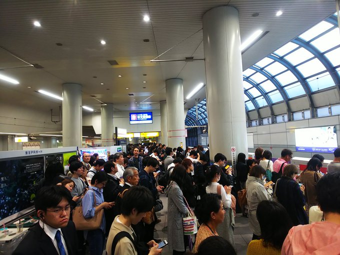 京王井の頭線の線路内転落トラブルで渋谷駅が混雑している画像