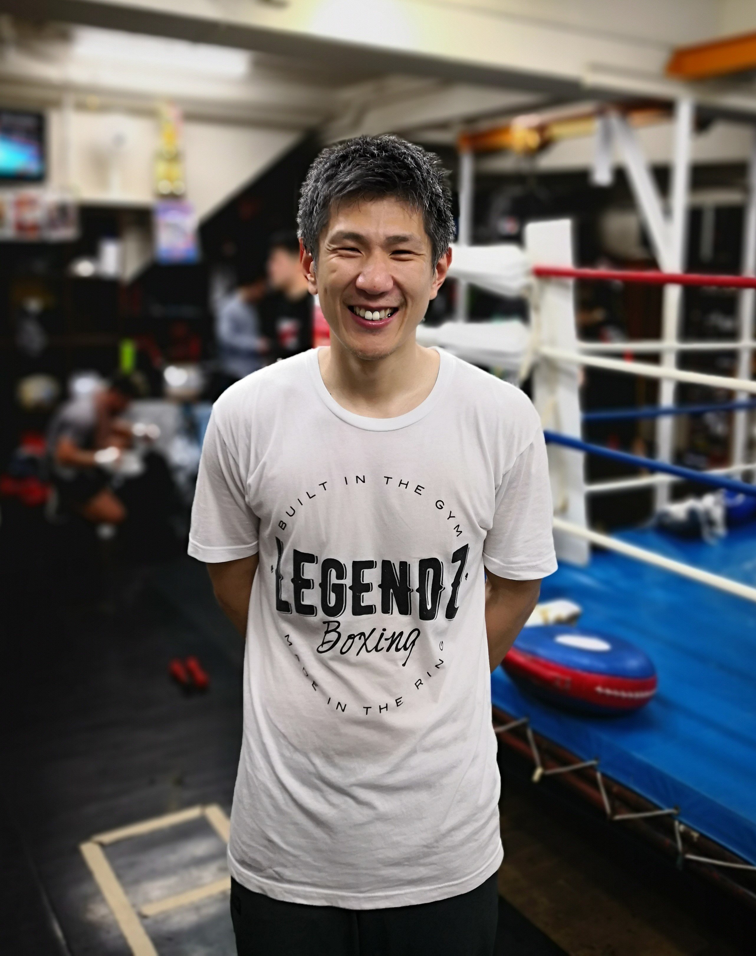 𝐊𝐚𝐝𝐨𝐞𝐛𝐢 𝐁𝐨𝐱𝐢𝐧𝐠 𝐆𝐲𝐦 角海老宝石ボクシングジム 本日よりまた新たな仲間が加わりました 西尾誠トレーナーです 単身渡米するまでは名門 帝拳ジムに在籍 数々の名選手 を育て上げてきたトレーナー 帰国後 ご縁あって角海老宝石ジム