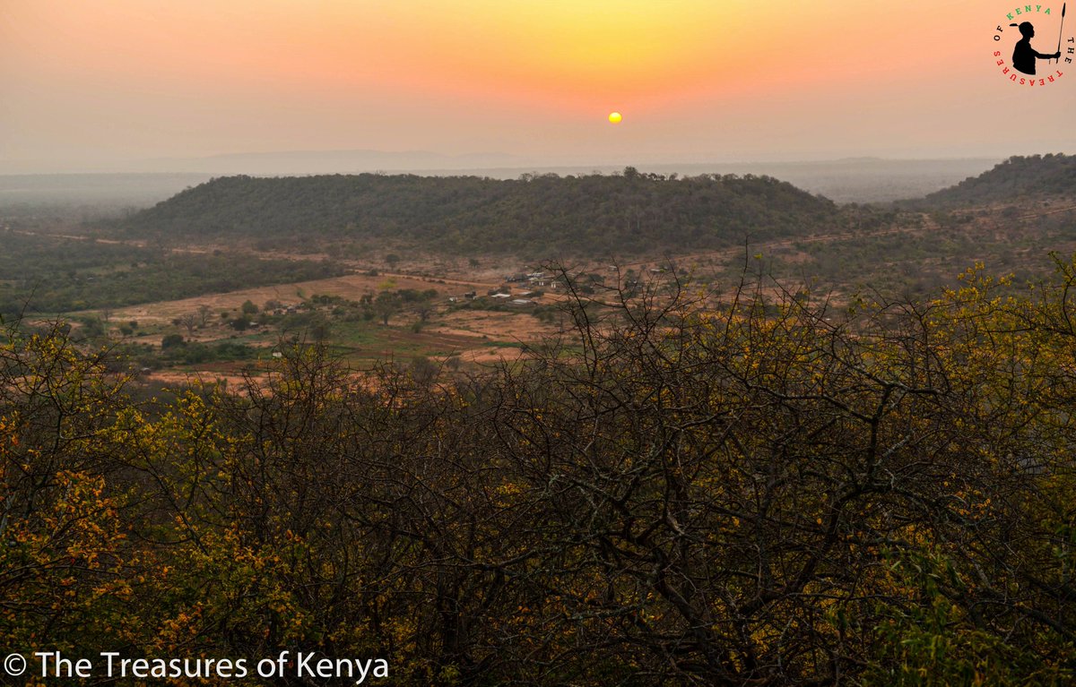 RT Treasures_Kenya: An awesome throwback moment savoring incredible sunrise views from atop the Yatta Plaeau, one of the world's longest & largest lava flows at one of its best viewpoints in Kitui 🙂🙌🌄🌅
#Magicalkenya #Treasurekenya #Tembeakenya #Yatta…