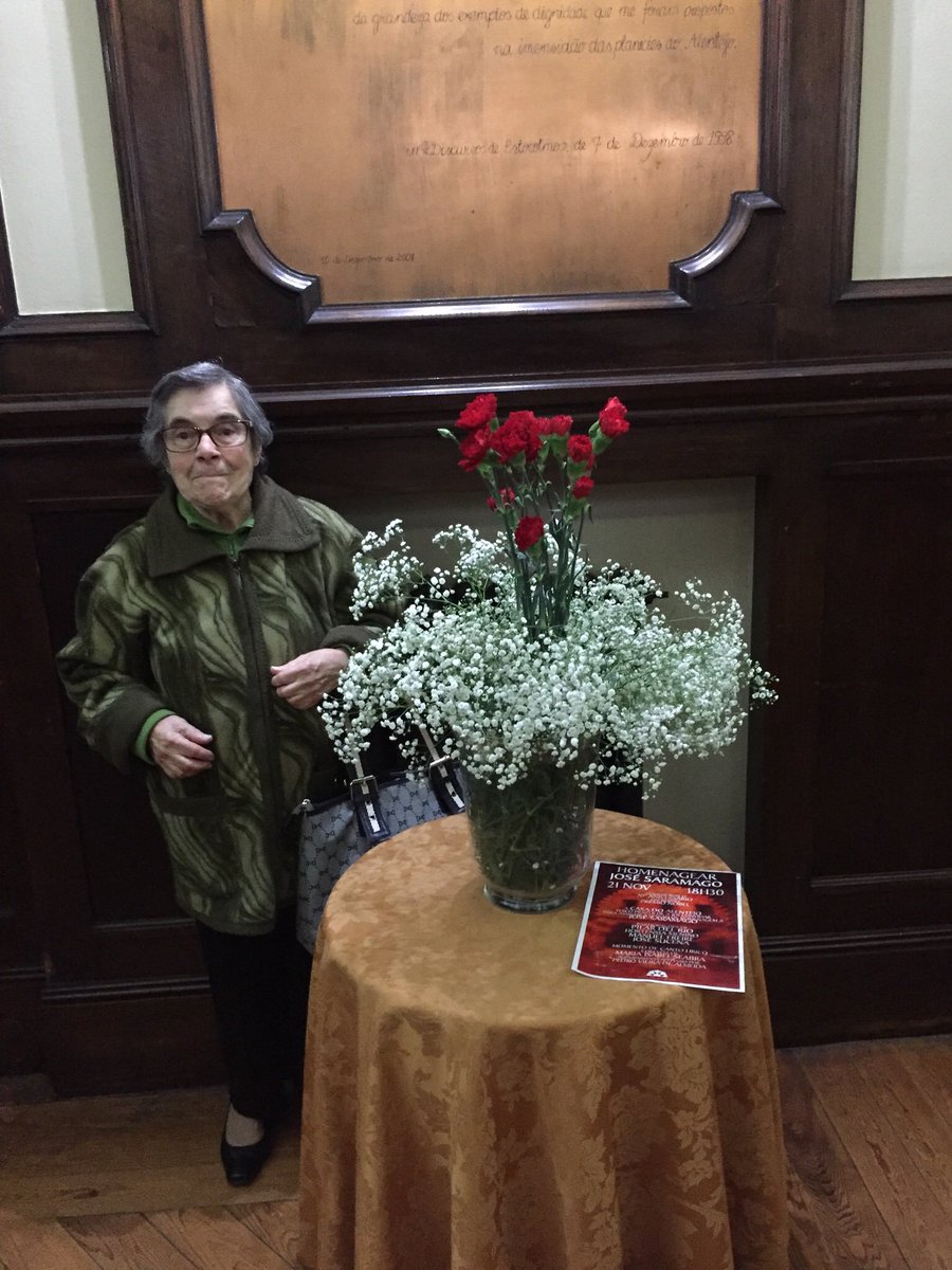 delRioPilar's tweet photo. Esta mujer se llama Celeste Caeiro y le puso nombre a la Revolución de #Portugal. El #25DeAbril de hace 45 años repartió los claveles q llevaba al trabajo entre los soldados y ellos, espontáneamente, los colocaron en los fusiles. Y así entraron en la historia y en los corazones https://t.co/Wwy6uhWNyj