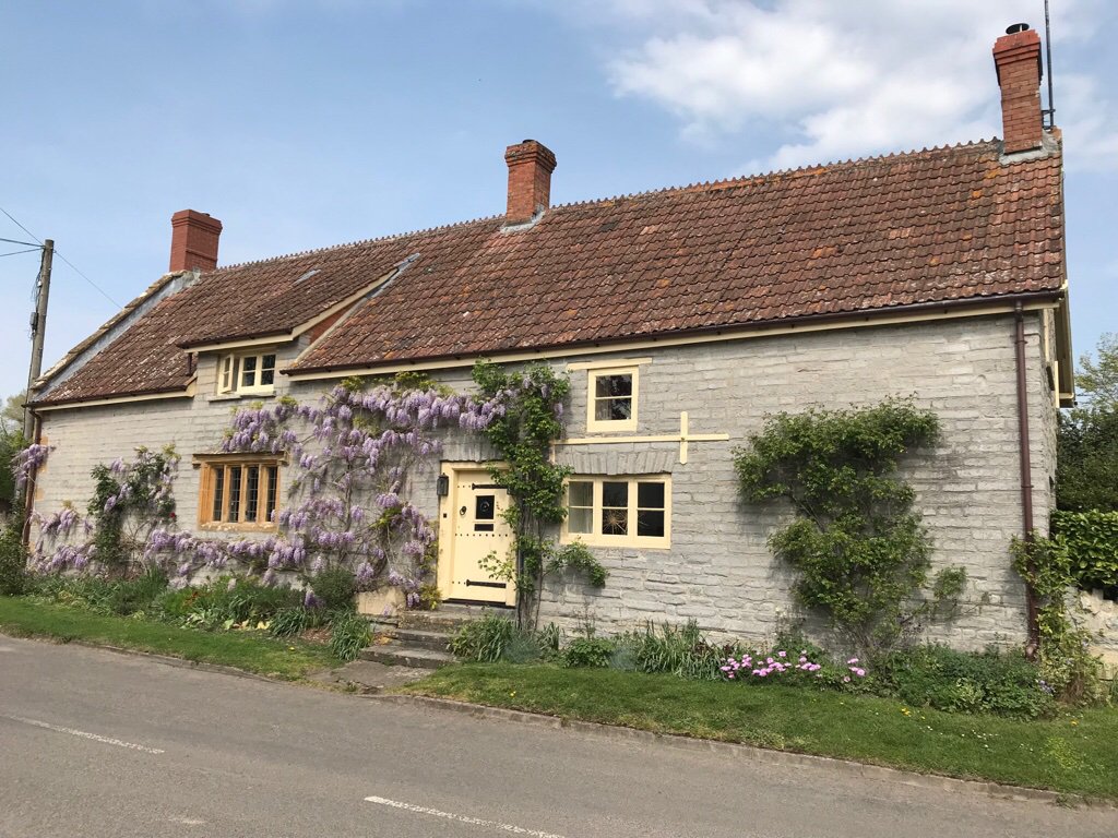 Hum_SomandWilts's tweet photo. We're dreaming of beautiful gardens😍
We're currently marketing a charming and well-appointed 4 bedroom detached Grade II Listed property set in delightful gardens of 0.5 acres.🏡
For further information please call 01225 530375 or visit our website
https://t.co/K1MfV90HB0 https://t.co/191a125dUP