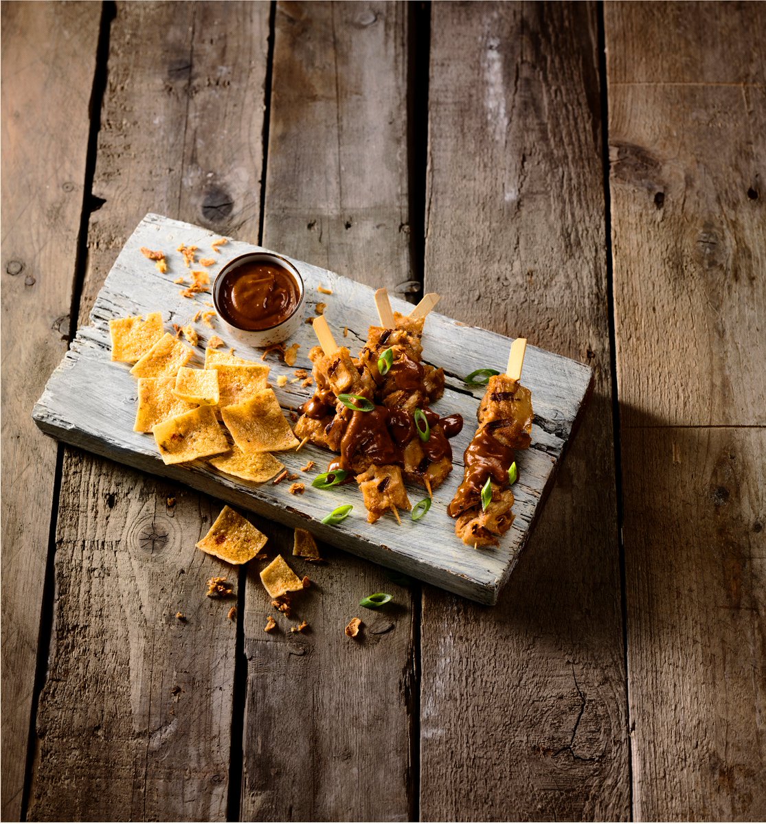 Lecker!😍 Nu bij @deberen: vegetarische saté van onze beestachtig leckere Kipstuckjes met pindasaus, gebacken uitjes en heerlijck knapperige cassave.  Thuisbezorgd of in één van de restaurants.Apentrots op weer een prachtige stap in de grootste voedselrevolutie ooit 🐻💚🐓