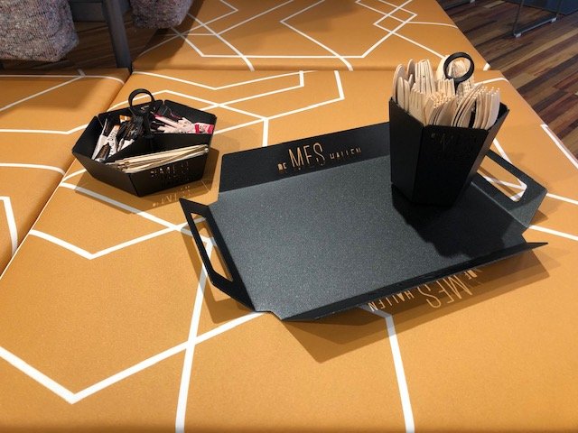 Wow wat gaaf! In samenwerking met @zooi_nl zijn deze accessoires voor Grand Café Mes ontworpen. Volledig gemaakt van staal afval!