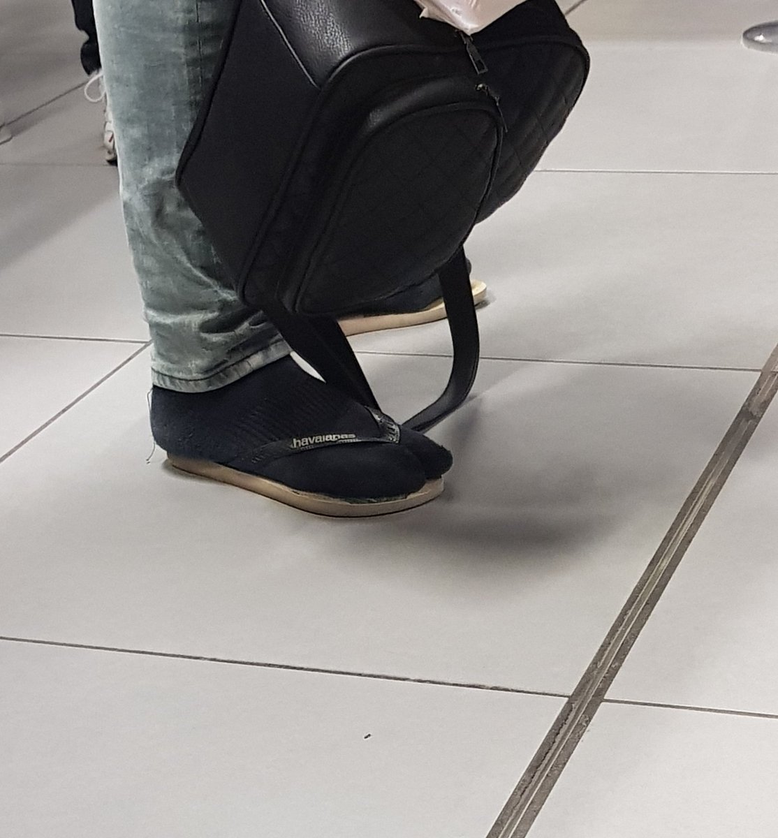 kamaradanikolai's tweet photo. Para que @alisondodi vea que no tengo nada contra los guiris sino contra las chanclas con calcetines en general ahí va eso. Chanclas de dedo, aún peor, y español de Málaga #SeMataPoco https://t.co/RjkgvITJ0M