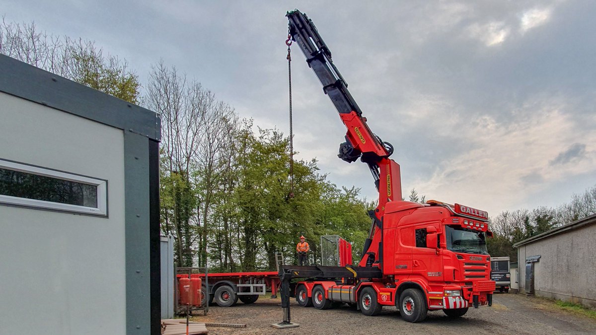 PKitchens_IRE's tweet photo. One of our Magnum Kitchen's uplifted and on its way to be installed in Co Kildare. This particular temporary kitchen will be used to provide meals during #PunchestownFestival 2019! 🙌

@punchestownrace #portable #kitchens #temporary #facilities #catering #outdoors #mobile #event https://t.co/KbsD2iqRBQ