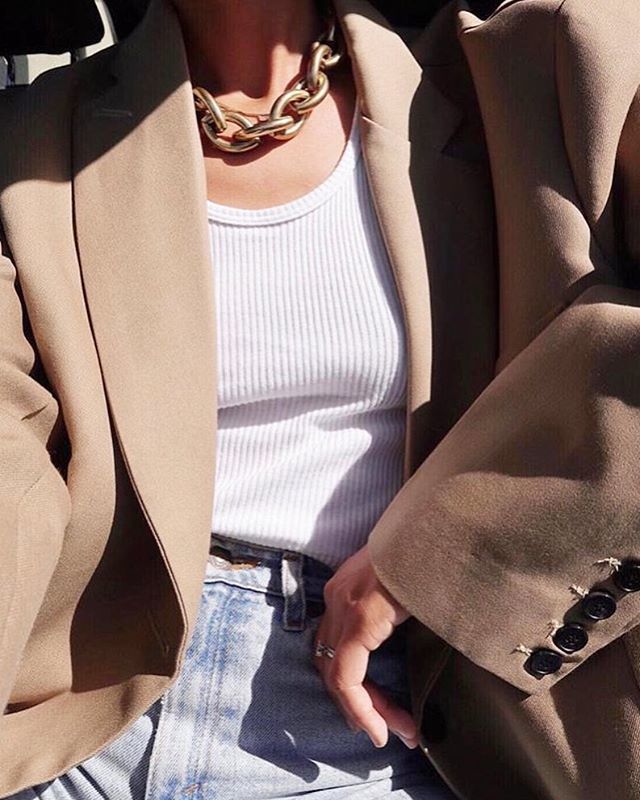 Transitional dressing and accessorising at its BEST in our Gold Sloane Collar Necklace #summerloading bit.ly/2VoX7gT