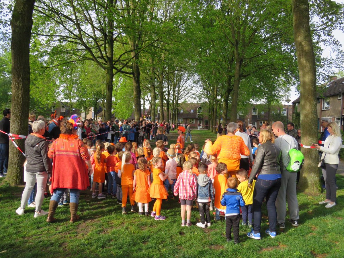 De sportdag is gestart met een heuse warming-up, verzorgd door de bovenbouw, en de Lopathon die in het teken staat van ons 50 jarig jubileum.