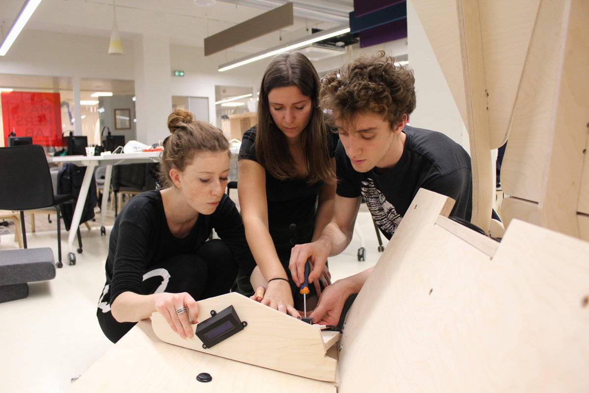 EMLYON's tweet photo. Comment démystifier & apprivoiser l’#IA?
🛠🎧 Retour sur le #bootcampIA imaginé par le @makerslab_ & @studio361_ : 20 étudiants ont fabriqué l'AIpod, fauteuil qui génère de la musique à partir des articles académiques des chercheurs emlyon 👉 https://t.co/Yarn2Y0QOP
#earlymakers https://t.co/EiMn4KZsCR
