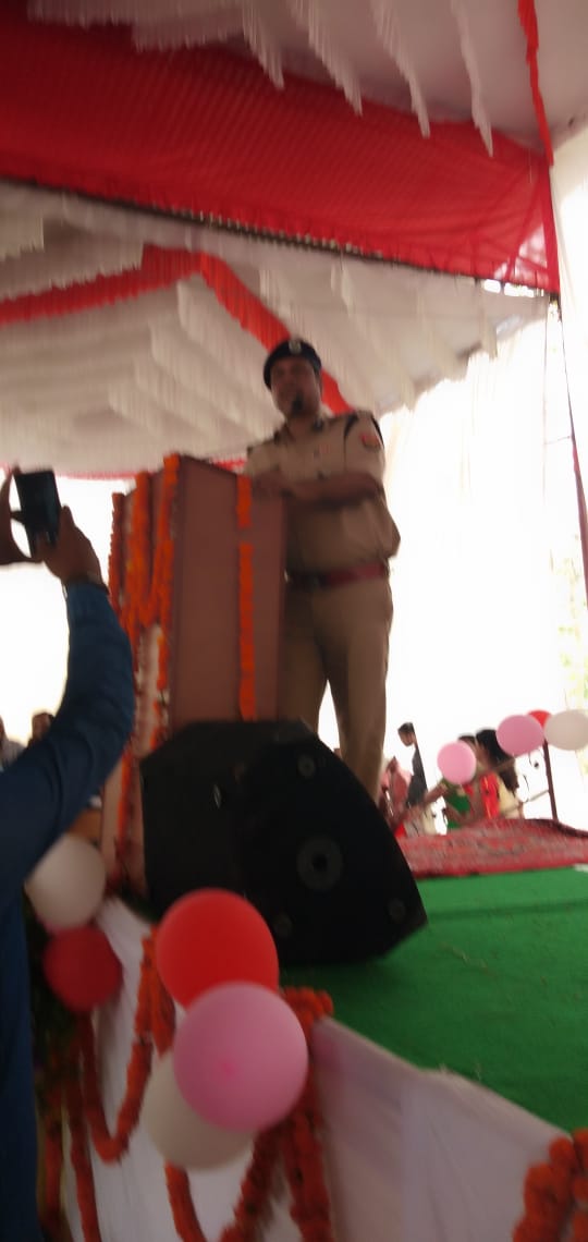 DIGDevipatan's tweet photo. आज दि0 25-04-19 को #मुख्यनिर्वाचनअधिकारीउत्तरप्रदेशसरकार के द्वारा #gonda के वेंकटाचार्यक्लब में #मतदाताजागरूकताकार्यक्रम का शुभारम्भ किया गया एवं  डॉ0 राकेश सिंह के द्वारा लोगों को #लोकसभाचुनाव2019 में अधिक से अधिक मतदान करने हेतु जागरूक किया गया। @Uppolice @dgpup  @adgzonegkr https://t.co/Y46jLloJpG