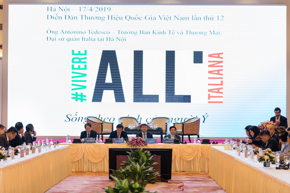 FoodsofVietnam's tweet photo. Mr. Antonino Tedesco - Head of Economic and Commercial Section, Embassy of Italy in Hanoi @ItalyinVietnam sharing the experience of Italia in building and promoting national branding
#VietnamValue #NationalBrand https://t.co/Lrs18e0x61