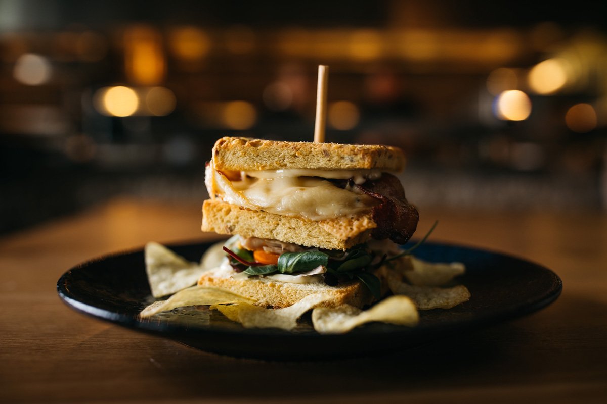 Lunchtime! 🍴
Heb jij onze Club Sandwich met met gerookte kip, scharrelei, spek en kaas al geprobeerd?