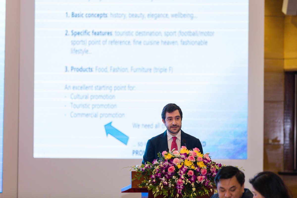FoodsofVietnam's tweet photo. Mr. Antonino Tedesco - Head of Economic and Commercial Section, Embassy of Italy in Hanoi @ItalyinVietnam sharing the experience of Italia in building and promoting national branding
#VietnamValue #NationalBrand https://t.co/Lrs18e0x61