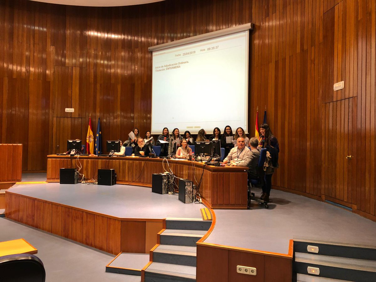 sanidadgob's tweet photo. Hoy han comenzado en el Ministerio la asignación de plazas de #Enfermería #EIR2019 . Solo un dato, los diez primeros puestos los ostentan mujeres. La número 1 ha elegido Enfermería Familiar y Comunitaria en el Hospital Regional Universitario de #Malaga. Enhorabuena! https://t.co/rG5eq8SFQz