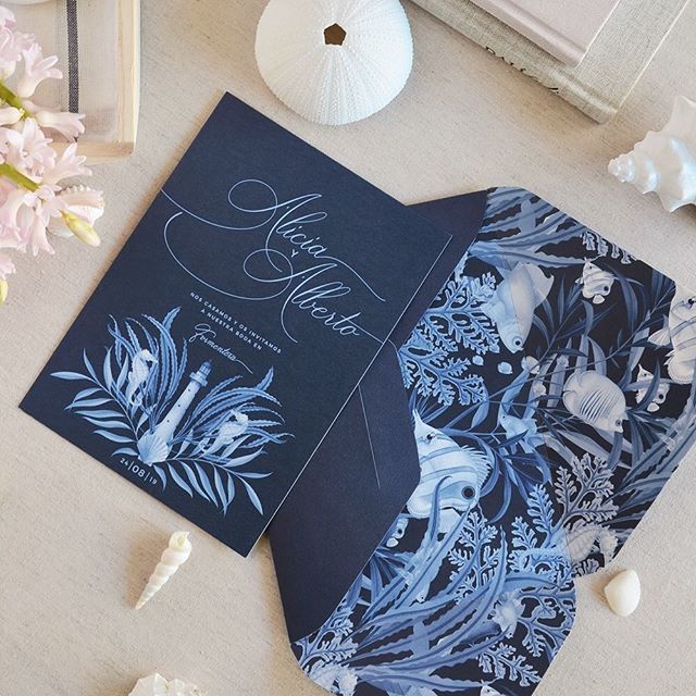 savethedate_P's tweet photo. El verano pasado la selva y el trópico invadían vuestros pedidos, esta temporada el océano envolverá muchas bodas del verano 🌊.
.
.
#savethedateprojects #mar #bodas #invitacionesdeboda #papeleriadeboda #acuarelas #watercolor #botanical #blue #weddin… https://t.co/b7ptr878JI https://t.co/3AYS6LobBW