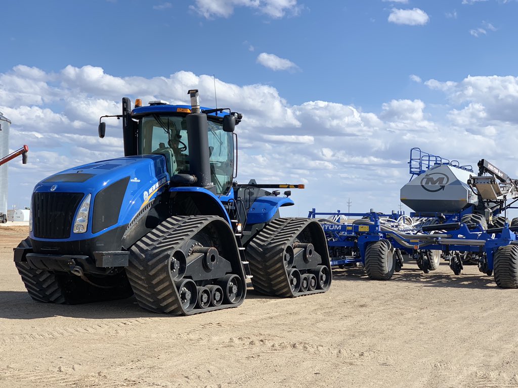 mazerX7's tweet photo. @Morris_Seeding Nothing, not with our new 60’ Quantum and 9800 ICT cart! (In blue I might add!!!) https://t.co/6N2LL7GYVd