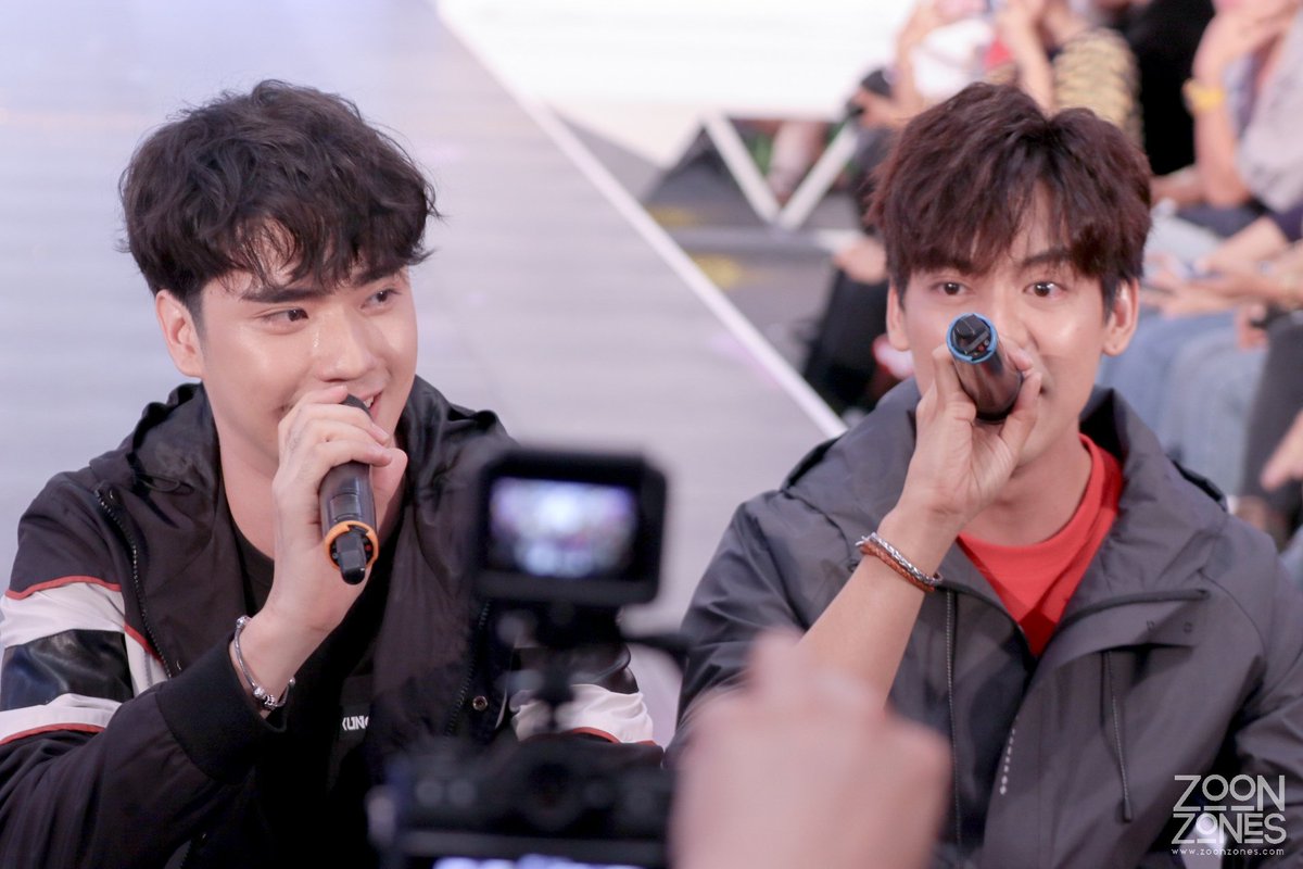 ZoonZones's tweet photo. หนุ่มๆ #SBFIVE ร่วมแสดงมินิคอนเสิร์ตในงานเดินแฟชั่นโชว์เปิดตัว 3 แบรนด์ดังจากจีน ในเครือ HLA 
#hellothailand
#ovvthailand
#hlajeansthailand
#ขุณขิมมอญ #kimmon
#บาสเด็กอ้วนที่แท้จริง  #bbasjtr
#เต้ติสชีวิตโลเทค #TaeDarvid
#อะไรอะไรก็ตี๋ #TeeThanapon
#พี่เตอร์สินกำ #Copter https://t.co/hZOfBHMTza