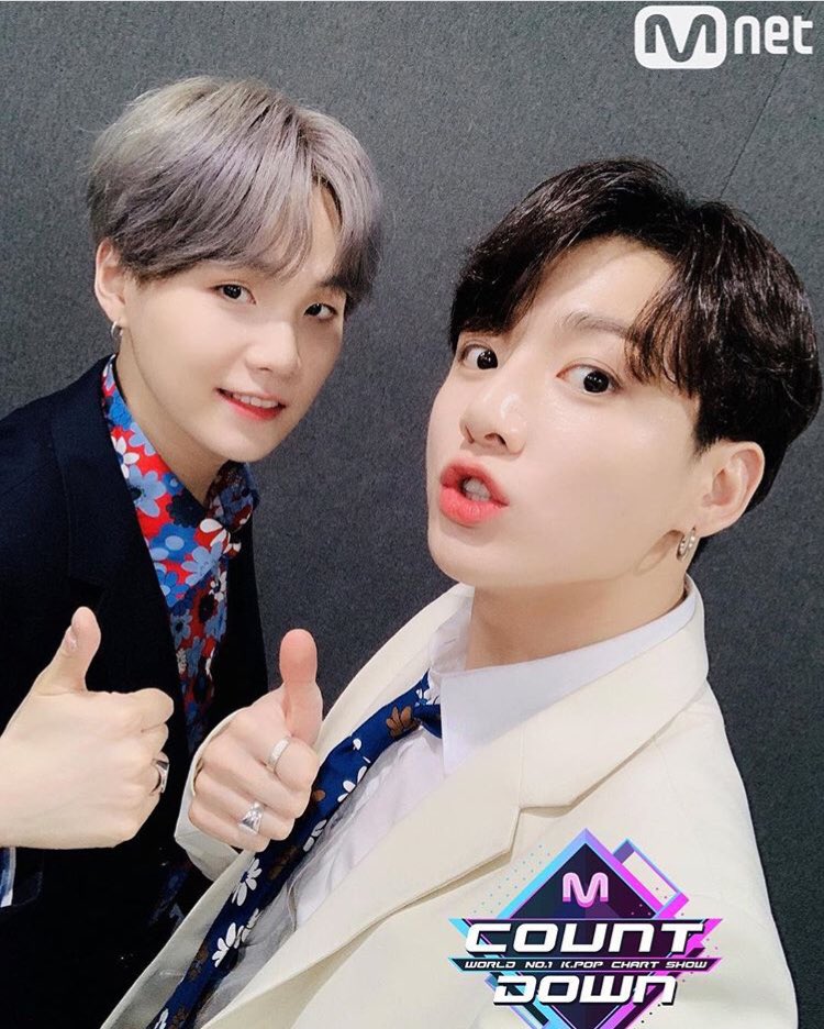 Bts7boy29977522's tweet photo. Who your first bias in BTS???
Comment an RT✨

Don’t forget the hashtag #BBMAsTopSocial BTS @BTS_twt ✨❤️ https://t.co/ALxuBrDyZu