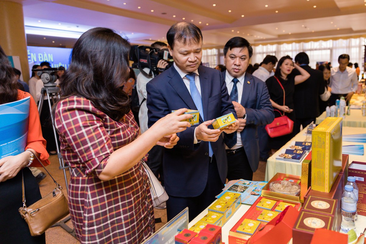 FoodsofVietnam's tweet photo. Exhibition in the framework of Vietnam National Brand Forum 2019.
#VietnamValue #NationalBrand
@IRVietrade @VietradeE @ExportVietrade @VietradeD https://t.co/AA41P7GU9z