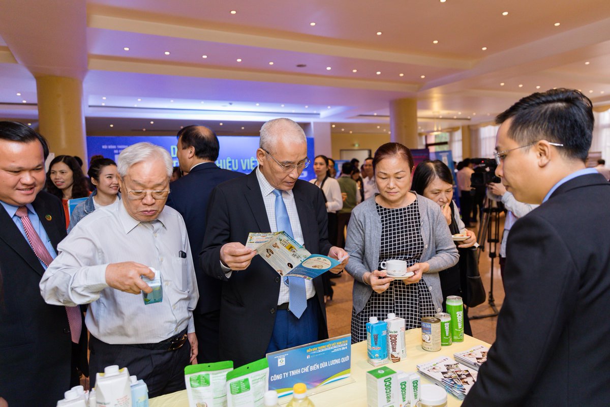 FoodsofVietnam's tweet photo. Exhibition in the framework of Vietnam National Brand Forum 2019.
#VietnamValue #NationalBrand
@IRVietrade @VietradeE @ExportVietrade @VietradeD https://t.co/AA41P7GU9z
