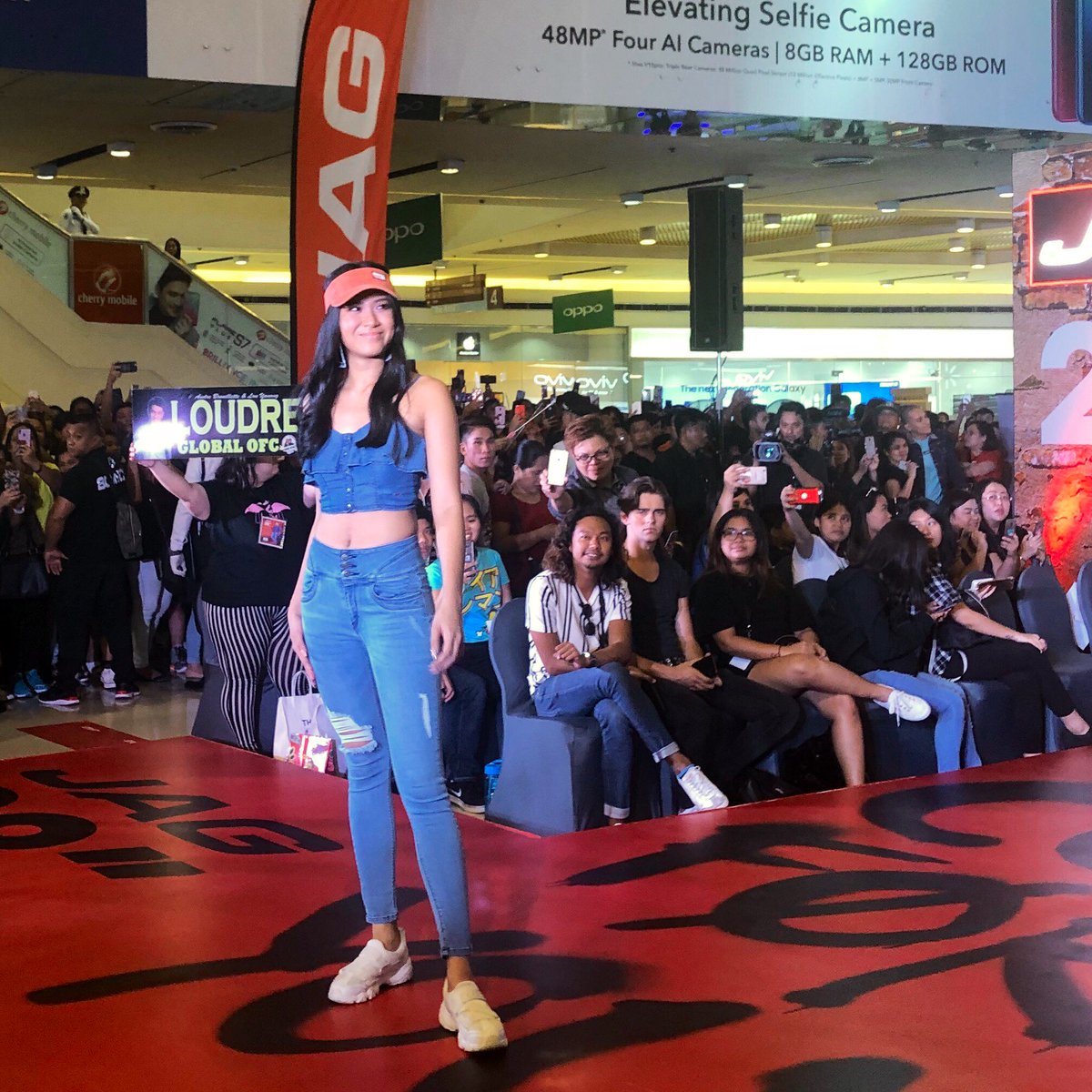 heygetoffanon's tweet photo. werq it @louyanong !!!!💃🏻 https://t.co/19UkFbVfu0